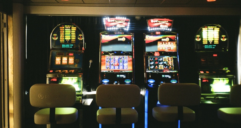 چند دستگاه اسلات قدیمی در کازینوی سنتی