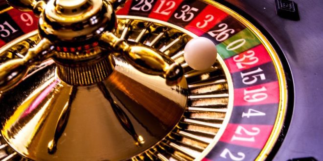 چرخ رولت طلایی در کازینو؛ بازی کلاسیک و محبوب رولت در تاریخ قمار
